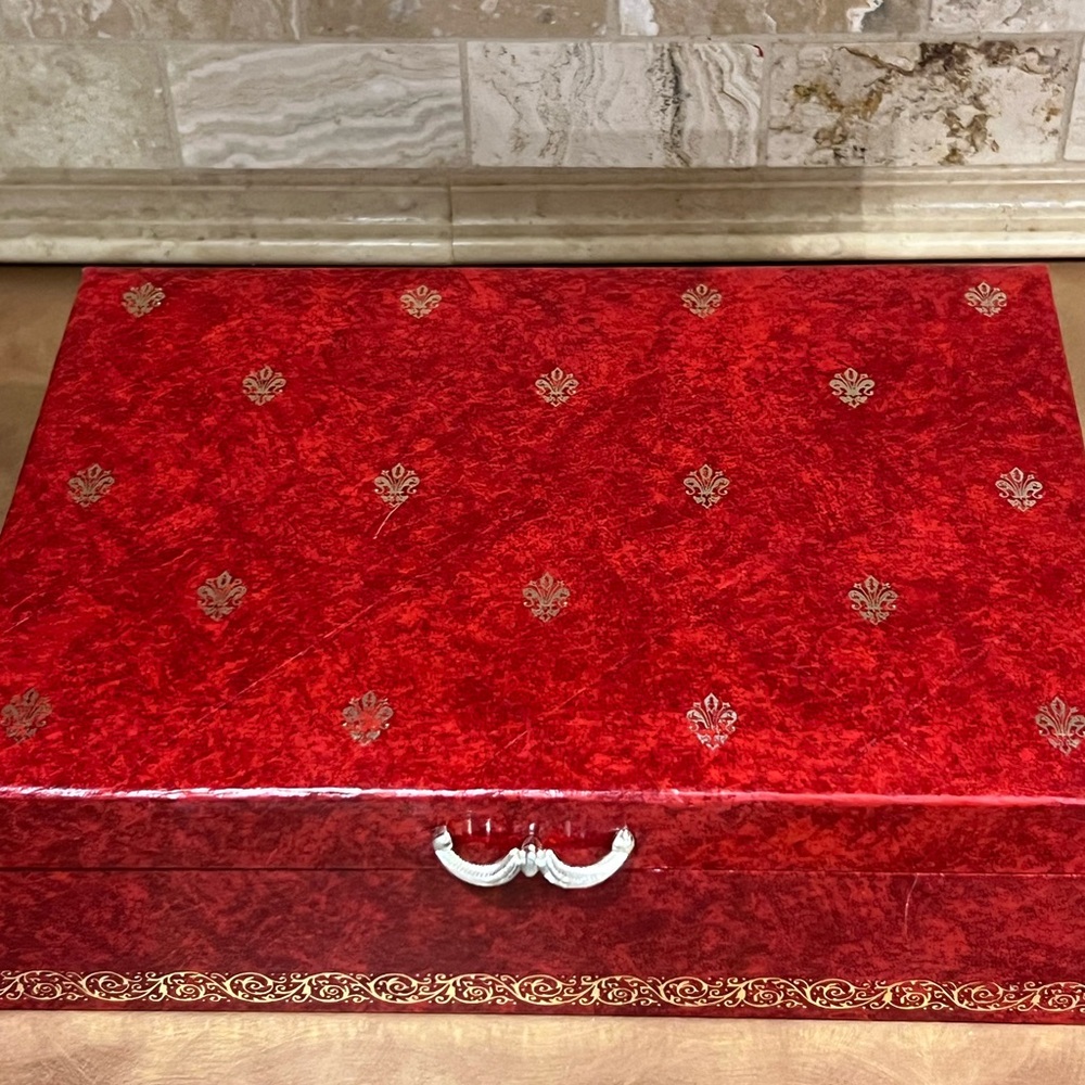 Mele & Co. VNTG. Red 2 tiered jewelry Box with Gold Accents, good condition - Picture 2 of 9